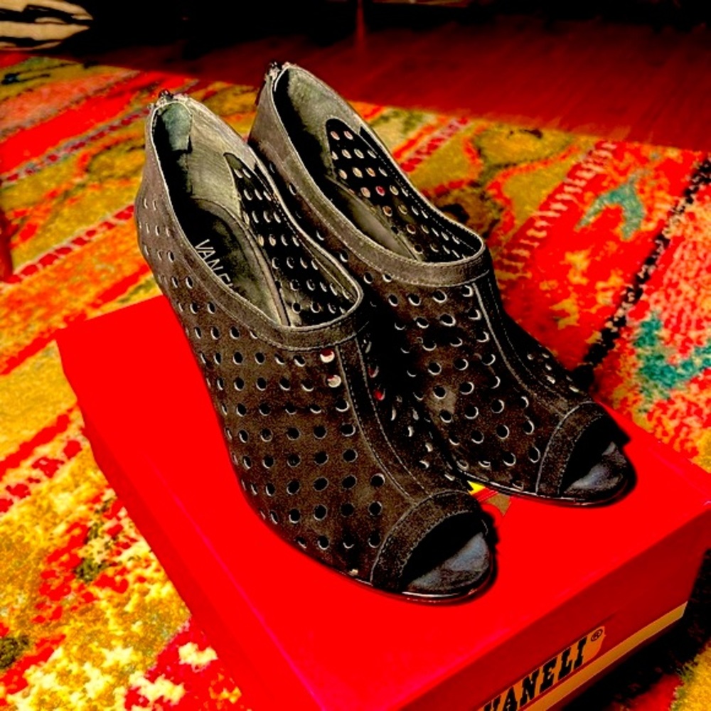3/$20 🎉 Vaneli Porter Black Suede Peep Toe Heels, Size 8